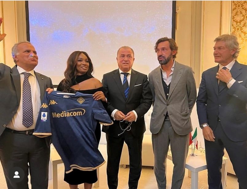 Giancarlo Antognoni dona all’Ambasciatore d’Italia Giorgio Marrapodi la maglia della Fiorentina. Al centro Terim, e Andrea Pirlo. 